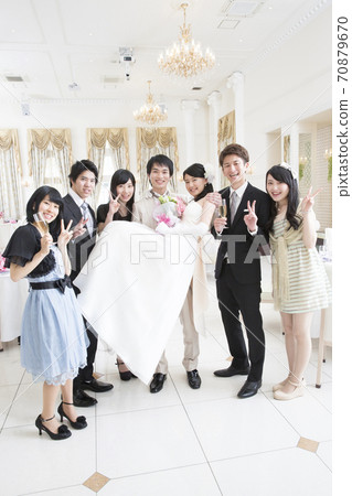 The bride to hold the bride The bride to hold the bride 70879670