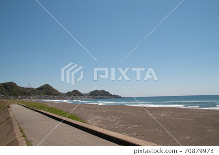 海洋和沙灘。日本海岸。與電暈一起,當地移民的形象 海洋和沙灘。日本海岸。與電暈一起,當地移民的形象 70879973
