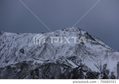 Northern Alps Mt. Tsubakuro Winter morning Scenery from Enzanso Mt. Otensho where the first snowfall freezes 70880581