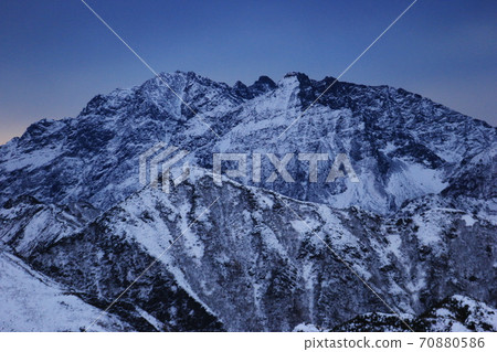 雁山莊北部阿爾卑斯山雁達克冬季早晨的風景第一次降雪凍結的穗高山脈遠景 70880586