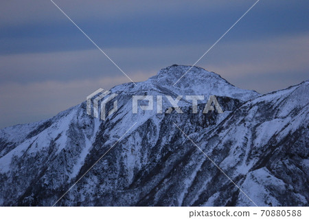 Northern Alps Mt. Tsubakuro Winter morning Scenery from Enzanso Mt. Chogatake where the first snowfall freezes 70880588