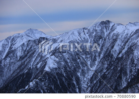 Northern Alps Mt. Tsubakuro Winter morning Scenery from Enzanso Mt. Jonen and Mt. Chogatake where the first snowfall freezes 70880590