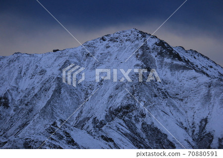 Northern Alps Mt. Tsubakuro Winter morning Scenery from Enzanso Mt. Otensho where the first snowfall freezes 70880591