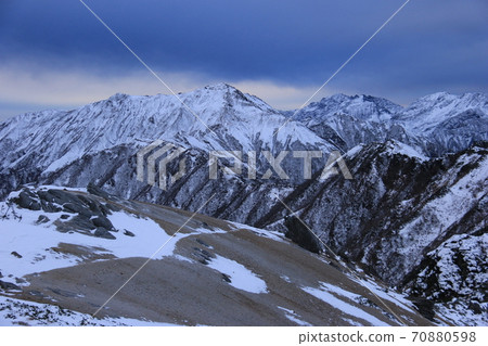 Northern Alps Mt. Tsubakuro Winter morning Scenery from Enzanso Mt. Otensho where the first snowfall freezes, Hotaka mountain range distant view 70880598