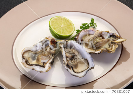 Oysters with lime and parsley Oysters with lime and parsley 70881007