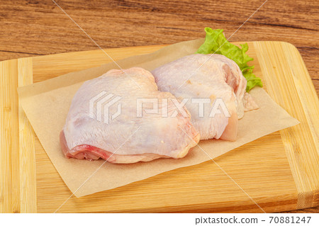 Raw chicken hip for cooking Raw chicken hip for cooking 70881247