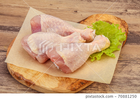 Raw chicken drumsticks for cooking Raw chicken drumsticks for cooking 70881250