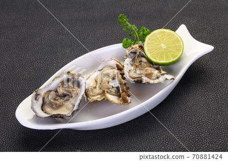 Oysters with lime and parsley 70881424