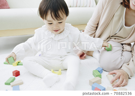 父母和孩子玩玩具 父母和孩子玩玩具 70882536