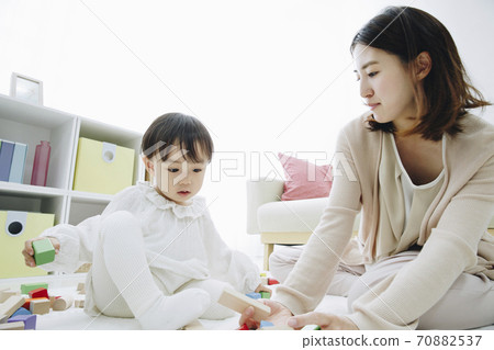 父母和孩子玩玩具 父母和孩子玩玩具 70882537