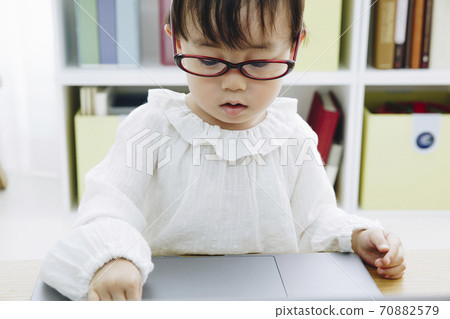 在電腦上玩的小孩 70882579