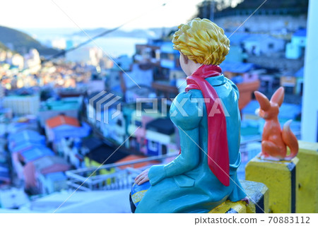 A boy sculpture overlooking the sea of Gamcheon Culture Village 70883112