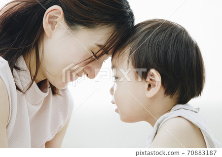 Parents and children taking skinship 70883187