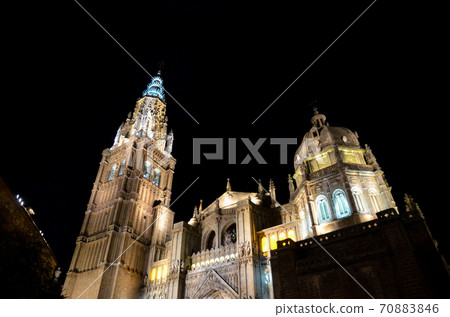 Toledo Cathedral at night (Castile-La Mancha, Spain) Toledo Cathedral at night (Castile-La Mancha, Spain) 70883846