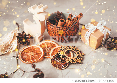 The figure of the reindeer, gift box and dry spices. The figure of the reindeer, gift box and dry spices. 70885300