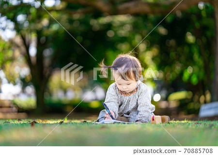 嬰兒在公園裡畫 70885708
