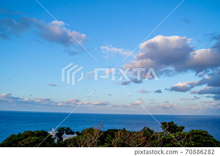 一個小島，夕陽下染滿了天空 70886282
