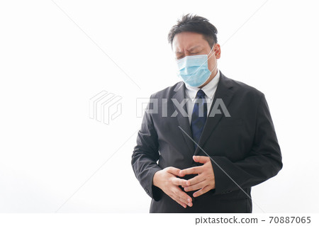 一個戴著口罩並遭受腹痛的人 70887065