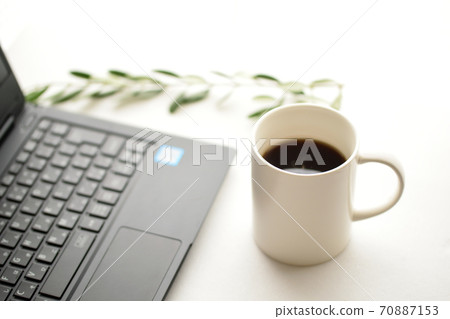 在白色背景，綠色常春藤和咖啡的黑計算機 70887153