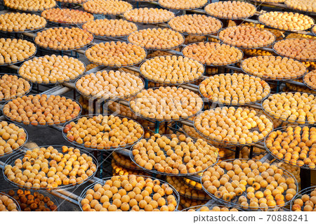 Dried persimmon making hand-made dried dried persimmon exposed to the sun, sun making dried persimmon Dried persimmon making hand-made dried dried persimmon exposed to the sun, sun making dried persimmon 70888241