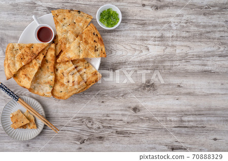 蔥油餅 台灣 小吃 scallion pancake Taiwan snack 揚げ 焼き葱入り餅 70888329