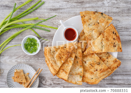 Scallion pancake Taiwan snack scallion pancake Taiwan snack 扬げ 焼き葱入り饼 70888331