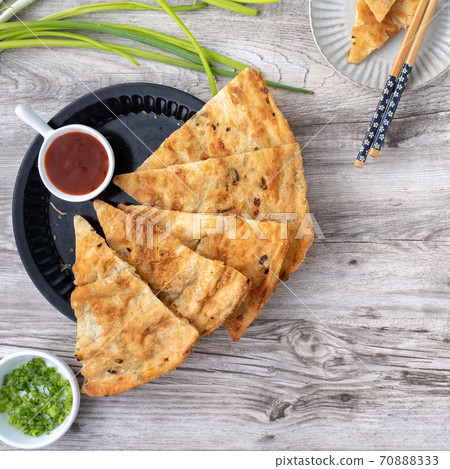 蔥油餅 台灣 小吃 scallion pancake Taiwan snack 揚げ 焼き葱入り餅 70888333