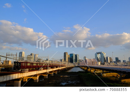從淀川河床城市景觀看大阪站附近的高層建築 70888355