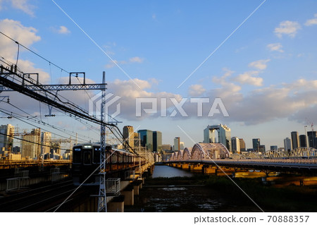 從淀川河床城市景觀看大阪站附近的高層建築 70888357