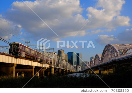 從淀川河床城市景觀看大阪站附近的高層建築 70888360