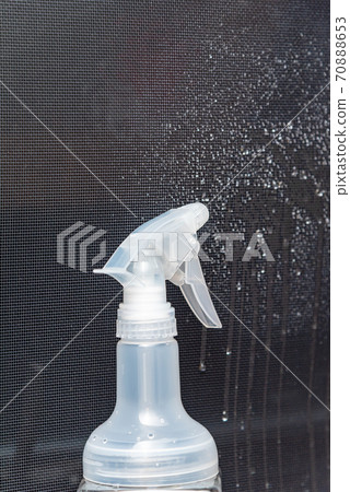 Cleaning the screen door Cleaning the screen door 70888653