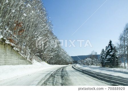 Running on snowy roads (Hokkaido) 70888920