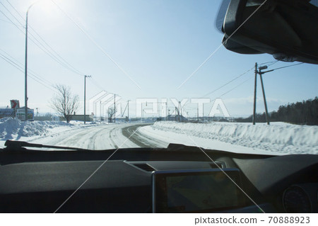 Running on snowy roads (Hokkaido) 70888923