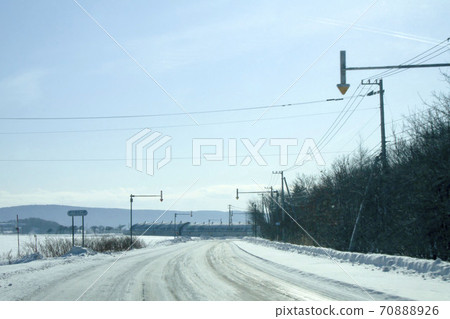 在白雪皚皚的道路上行駛（北海道） 70888926