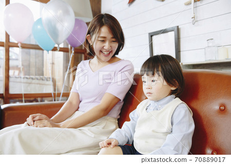 Mother and child 70889017