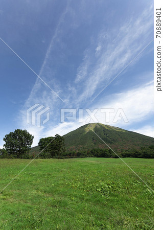 大山的東麓和草坪 大山的東麓和草坪 70889401