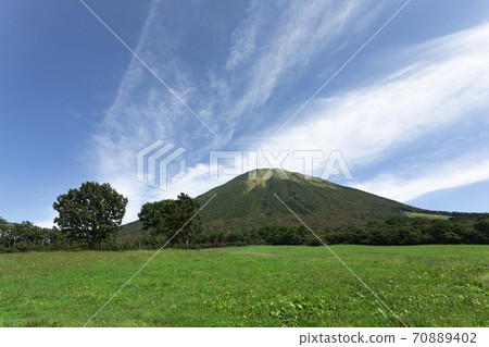 大山的東麓和草坪 大山的東麓和草坪 70889402