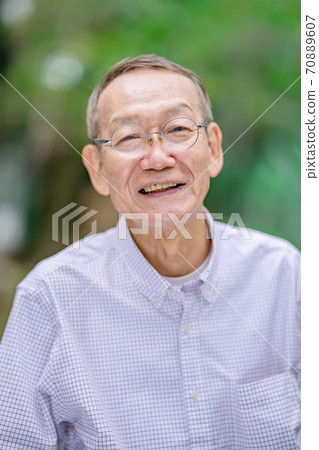 Senior man portrait 70889607