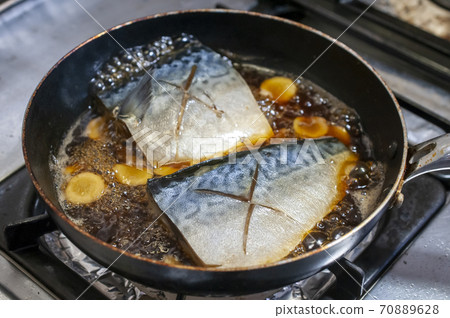Boiled mackerel (during cooking) 70889628