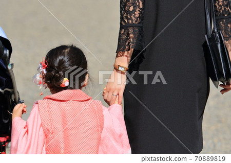 Tsunaida Te, Shichigosan's sunny clothes, family, parent and child, rear view 70889819