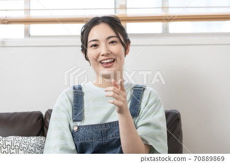 Young woman speaking from the camera 70889869