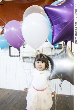 Girls playing with balloons Girls playing with balloons 70890136