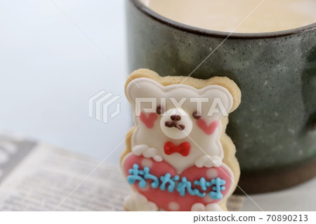 Bear icing cookies and cafe au lait with a message of thanks 70890213