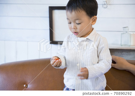 男孩在沙發上玩 70890292