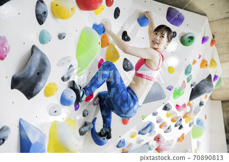 A woman with bouldering A woman with bouldering 70890813