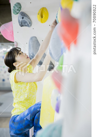 A woman with bouldering A woman with bouldering 70890822