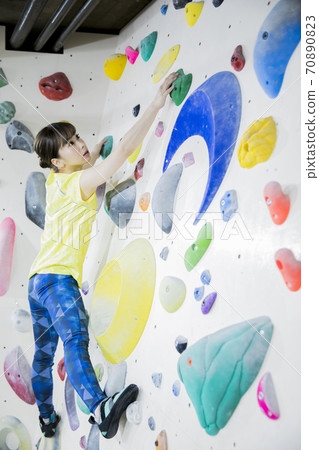 A woman with bouldering A woman with bouldering 70890823