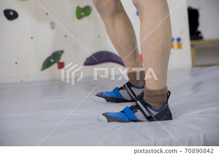 Men who have bouldering 70890842