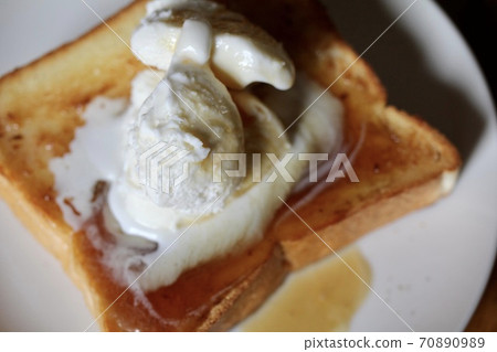 Maple butter toast topped with vanilla ice cream Sweet bread Maple butter toast topped with vanilla ice cream Sweet bread 70890989