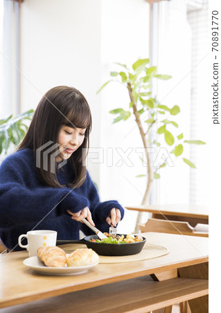 Female customer to eat Female customer to eat 70891770